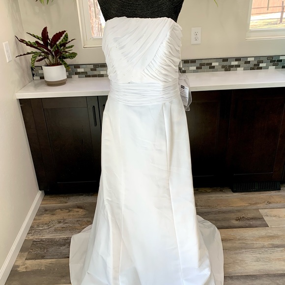 🚫SOLD🚫White Ruched Strapless Keyhole Back Beach Style Wedding Dress Sz 10 box - Picture 4 of 12